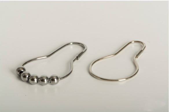 Argolla metálica en forma de pera para cortineros, de 68 mm de largo y 34 mm en su parte más ancha, con acabado níquel (plateado). Argolla metálica en forma de pera para cortineros, de 68 mm de largo y 34 mm en su parte más ancha, con acabado níquel (plateado).